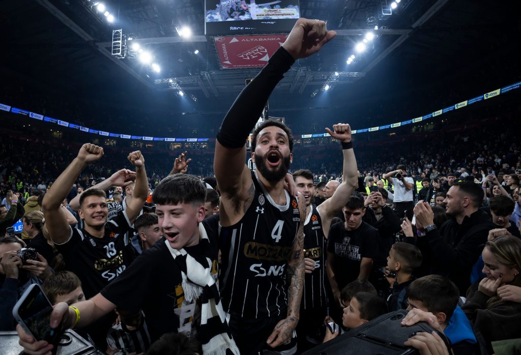 Read more about the article Željkova majstorska lekcija razbija Fenerbahče, bez centra, ali s dominantnom pobjedom: Partizan izlazi iz krize i šalje iznenađujuću poruku (VIDEO)